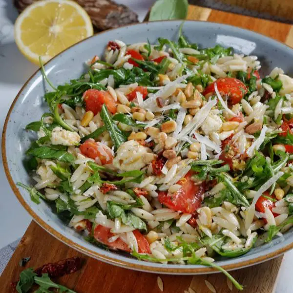 Leckeren Orzo-Salat mit frischem Gemüse und Nüssen zubereiten image 2